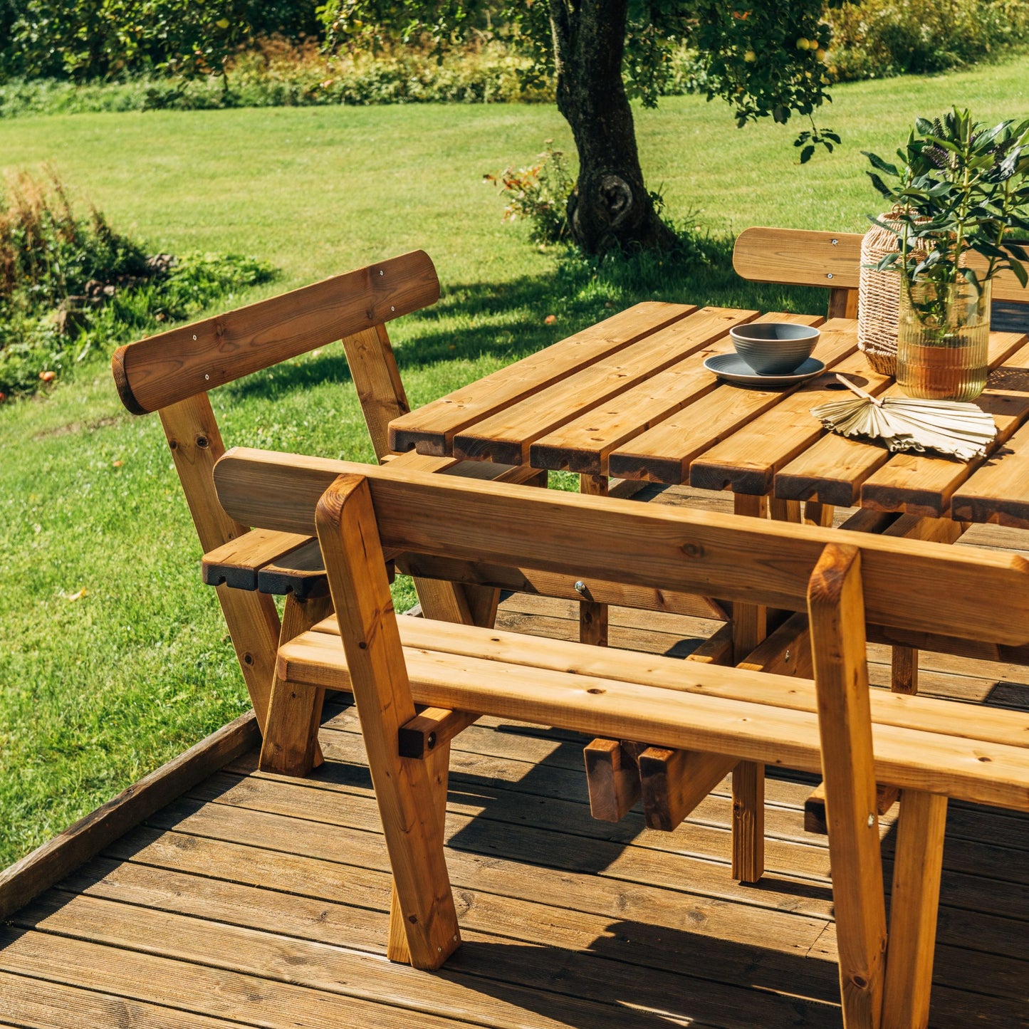 Quadratischer Tisch mit Rückenlehnen